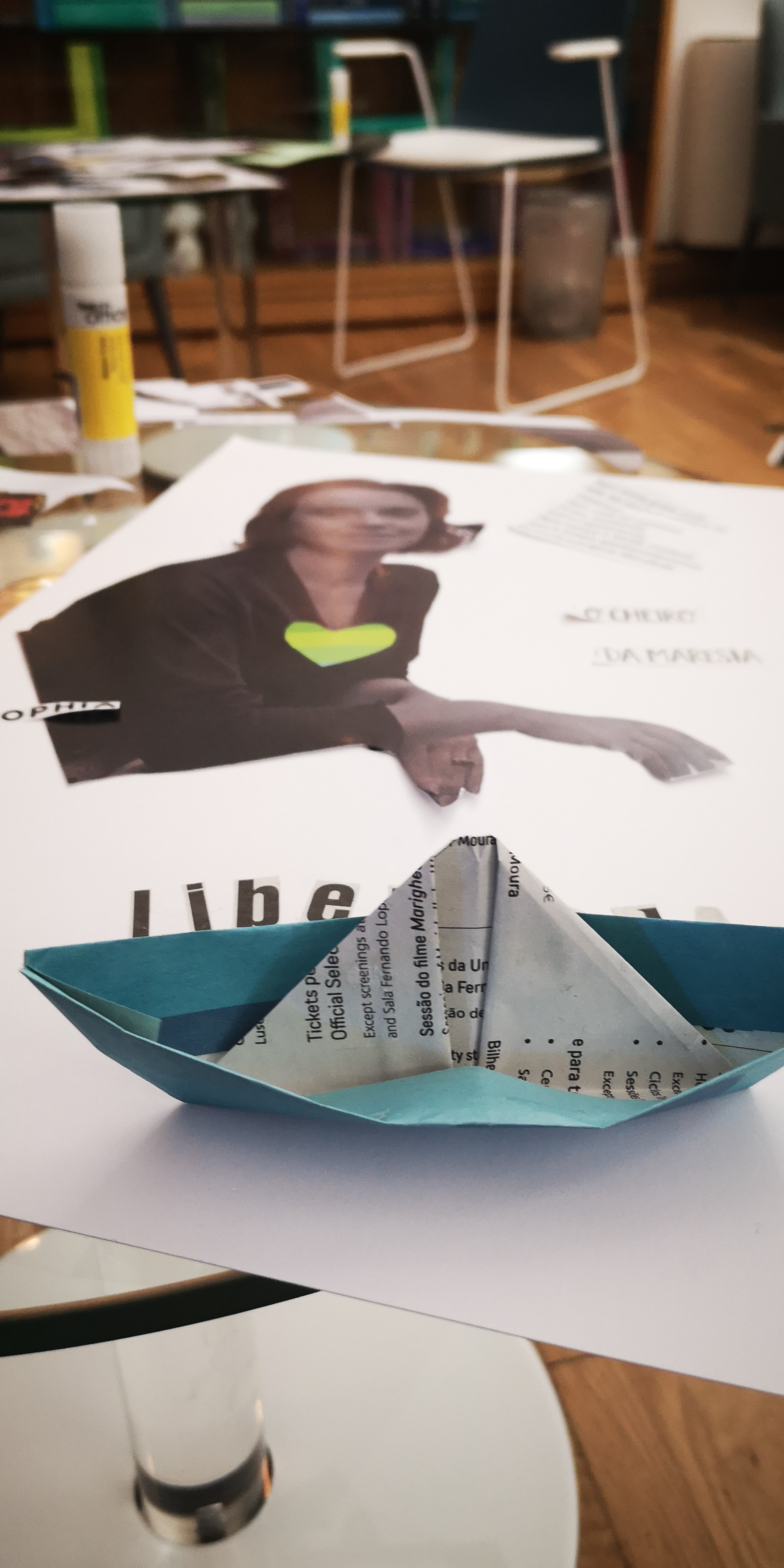 Barco de papel integrado a uma colagem
