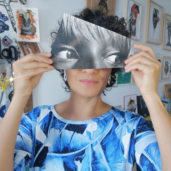 Sheila Rocha segura uma colagem diante dos olhos